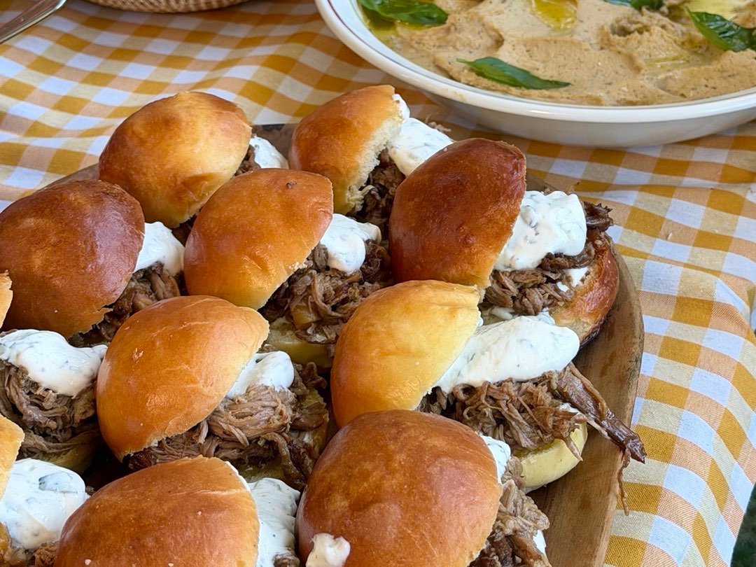 Petites brioches garnies de viande effilochée et de sauce au yaourt