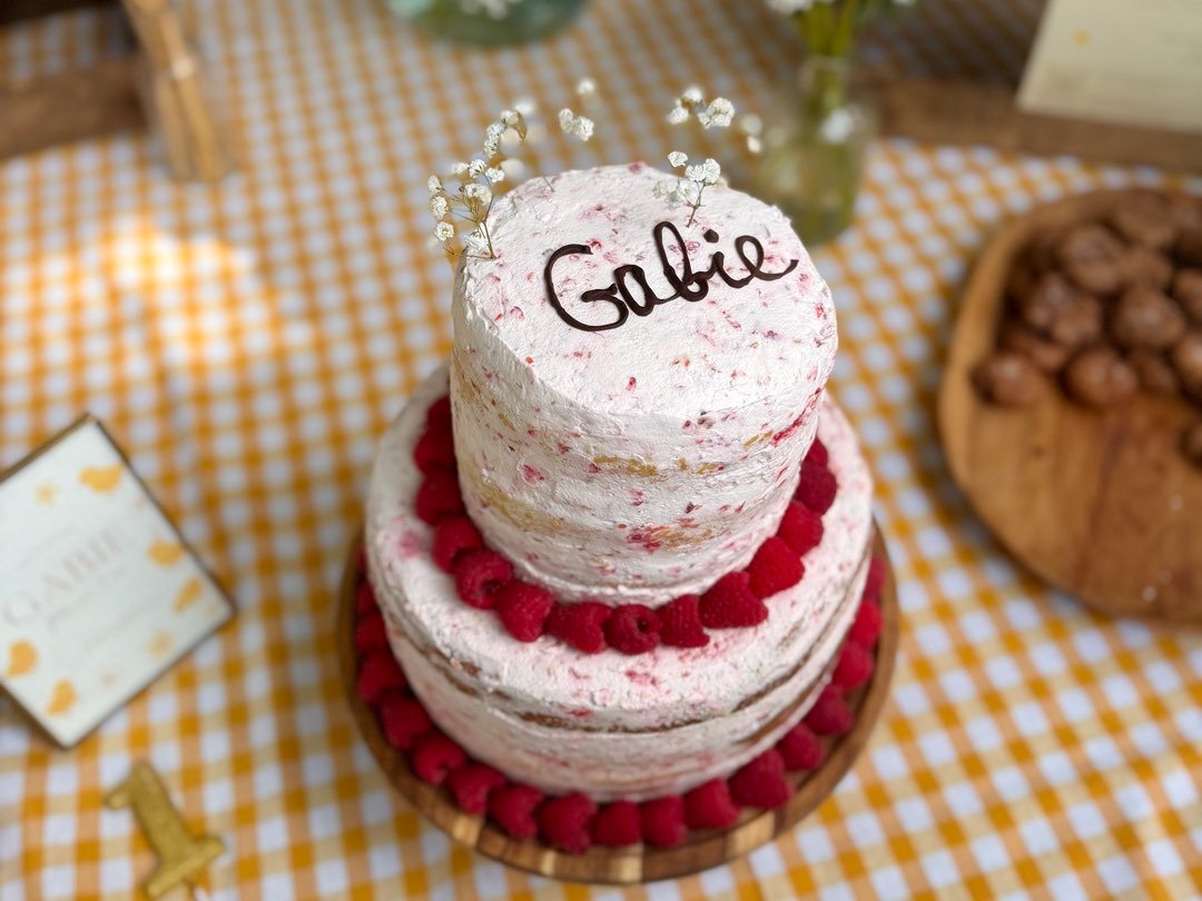 Gâteau à étages aux framboises réalisé pour une réception