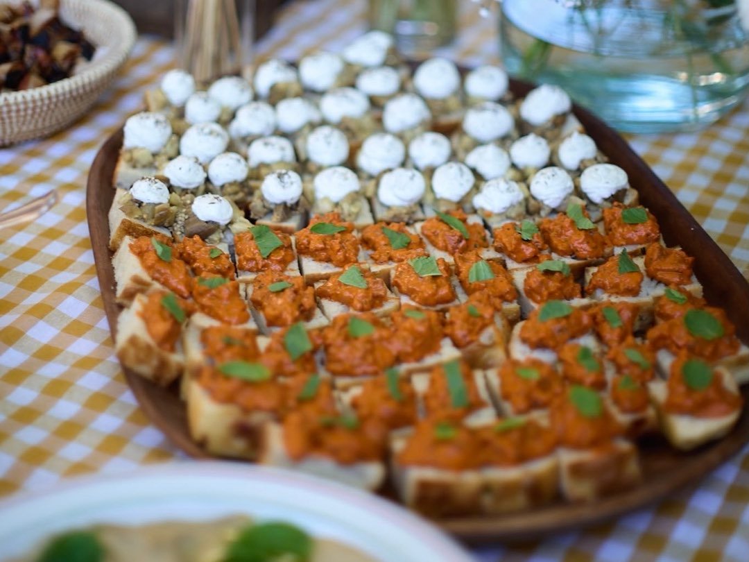 Bruschettas maison présentées sur un grand plateau en bois