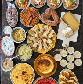 Brunch à domicile : buffet sucré et salé dressé sur une table