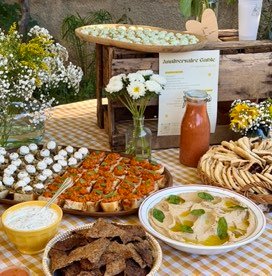 Buffet et plats à partager disposés au centre de la table