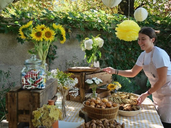 La cheffe dressant un buffet de pièces sucrées en extérieur