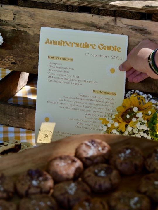 Menu d’une réception dressé près d’un plateau de cookies