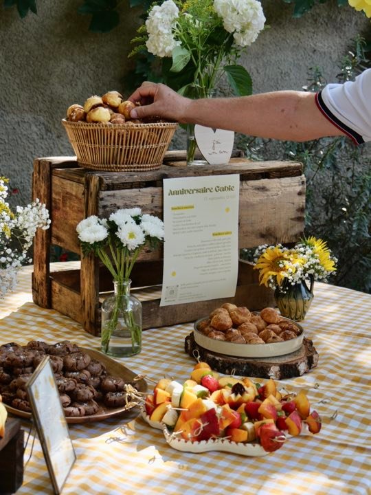 Buffet sucré : choux, cookies et brochettes de fruits