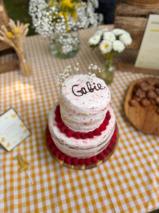 Gâteau à étages aux framboises réalisé pour une réception