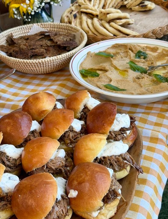 Petites brioches garnies de viande effilochée et de sauce au yaourt