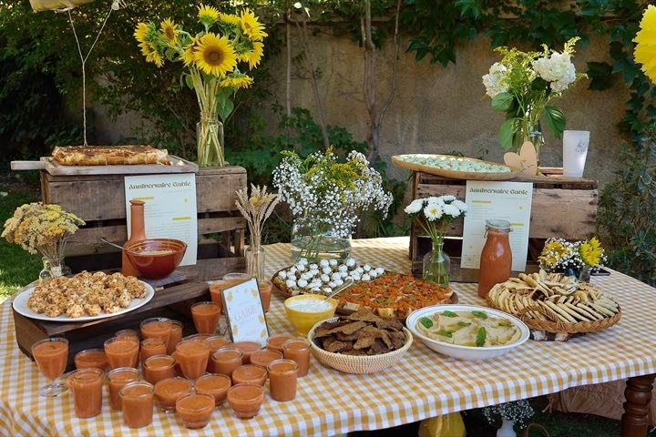 Table de buffet dressée en extérieur pour une réception