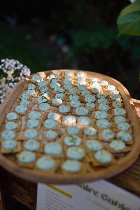 Crackers aux graines garnis d’un crémeux aux herbes