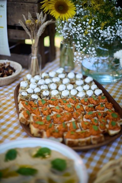 Bruschettas maison présentées sur un plateau en bois