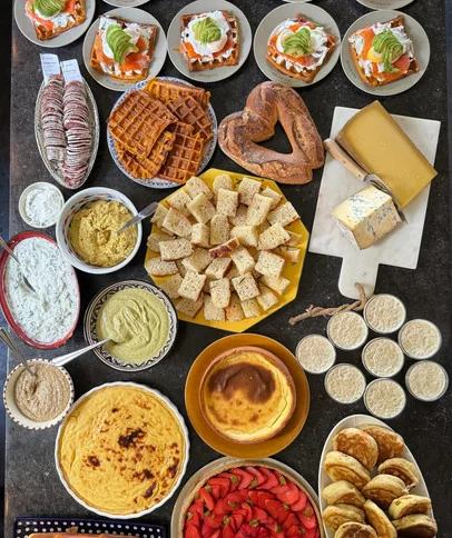 Buffet de brunch dressé sur une table
