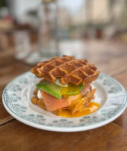 Boissons et douceurs sucrées du brunch