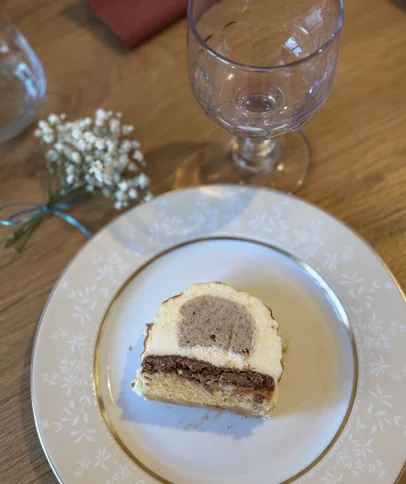 Entrée raffinée servie lors d’un dîner privé