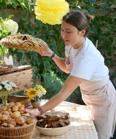 Emma Berliat disposant une corbeille de pains sur le buffet
