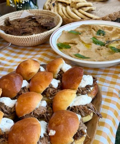 Petites brioches garnies de bœuf effiloché et de sauce au yaourt