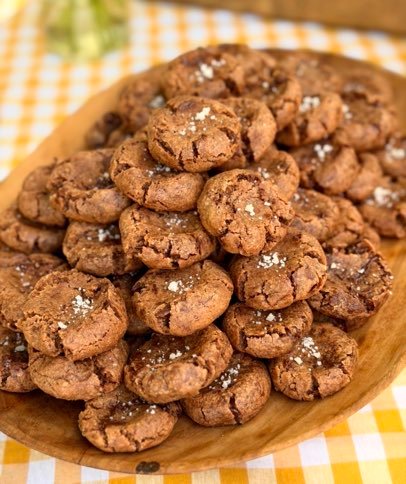 Cookies au chocolat et fleur de sel présentés sur un plateau en bois